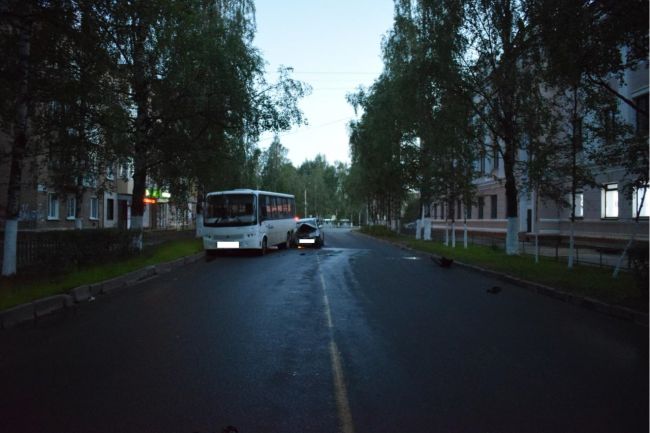 Ухта Наезд на стоящий автобус